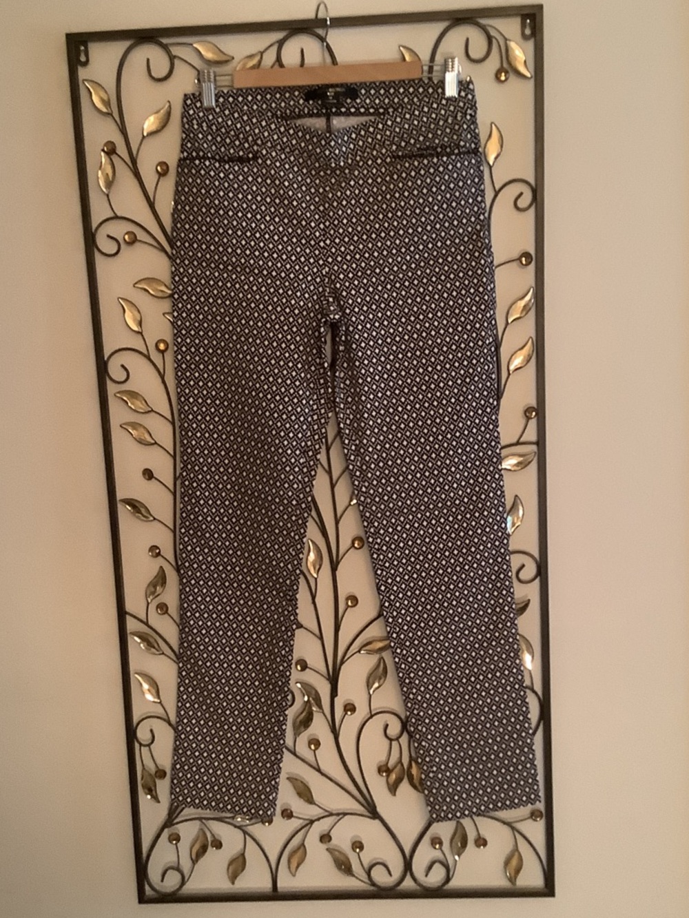 Casual 89th & Madison Black and White Cropped Geometric Pants